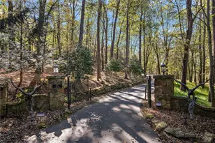 104-102 Thornbrook Dr, Penn Township, PA 16002 - Photo 2