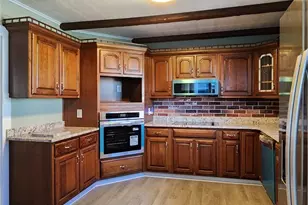 410 Longfellow St, Vandergrift, PA 15690 - Photo 8