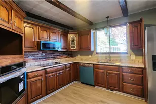 410 Longfellow St, Vandergrift, PA 15690 - Photo 10