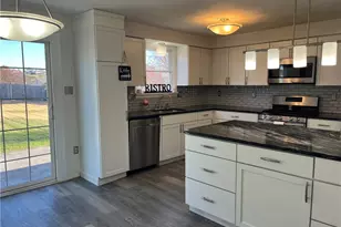 2279 Lancelot Dr, North Huntingdon, PA 15642 - Photo 4