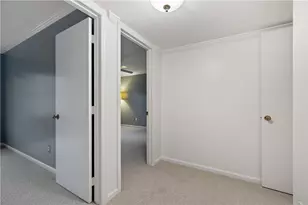 1060 Chatham Park Dr, Scott Township, PA 15216 - Photo 20