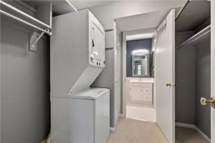 1060 Chatham Park Dr, Scott Township, PA 15216 - Photo 18