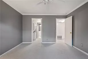 1060 Chatham Park Dr, Scott Township, PA 15216 - Photo 16