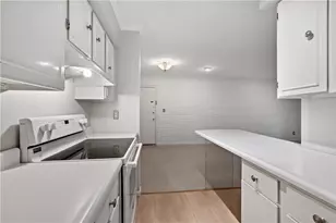 1060 Chatham Park Dr, Scott Township, PA 15216 - Photo 12