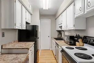 1100 Chatham Park Dr, Scott Township, PA 15216 - Photo 2