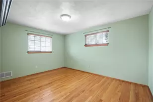 955 Vista Glen Dr, Bethel Park, PA 15102 - Photo 24