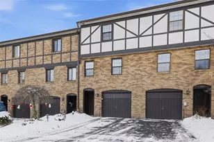 711 Newton Square, Moon/Crescent Twp, PA 15108 - Photo 2