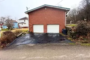 404 Bryant St, Vandergrift, PA 15690 - Photo 2