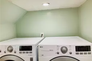 1044 Delaware Ave, Bethel Park, PA 15102 - Photo 38