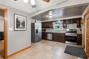 422 Mifflin St, West Mifflin, PA 15122 - Photo 2