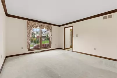 370 Cobblestone Cir, Robinson Twp, PA 15136 - Photo 8