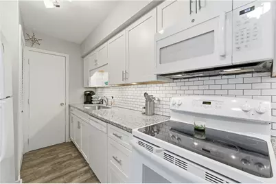 1110 Chatham Park Dr #E, Scott Township, PA 15216 - Photo 10