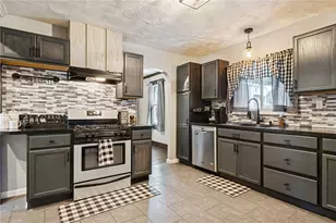 278 E Smithfield St, Mount Pleasant Township, PA 15666 - Photo 6