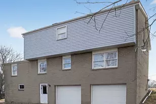 510 Buckingham Dr, Hempfield Township, PA 15601 - Photo 2