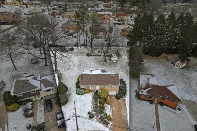 218 Longvue Dr, Ross Twp, PA 15237 - Photo 4