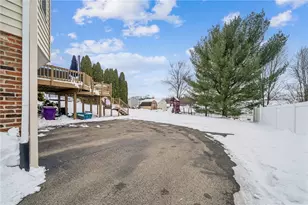 440 Shelbourne Dr, Pittsburgh, PA 15239 - Photo 4