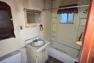 421 Fairview Ave, Turtle Creek, PA 15145 - Photo 2