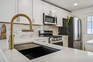 842 Garlow Blvd, Pittsburgh, PA 15239 - Photo 6