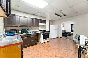 1701 Leolyn St, Pittsburgh, PA 15210 - Photo 6