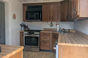 324 Sunset Dr, Center Township, PA 16001 - Photo 10
