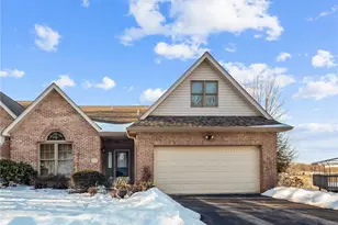 322 Woodcrest Dr, Coraopolis, PA 15108 - Photo 2