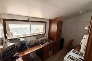 327 Lowell St, Vandergrift, PA 15690 - Photo 4