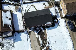 5166 5166 Leona Dr, Pittsburgh, PA 15227 - Photo 4