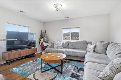 215 1/2 Dombroski Ave, New Kensington, PA 15068 - Photo 2