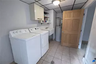 927 Vance Ave, Coraopolis, PA 15108 - Photo 2