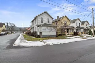 542 N Cedar St, New Castle, PA 16102 - Photo 1
