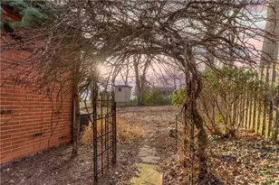 126 Altadena Dr, Pittsburgh, PA 15228 - Photo 32