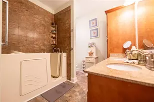 302 Mackenzie Ln, Ross Twp, PA 15229 - Photo 14