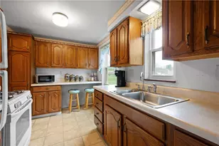 1009 Fairview Dr, Bethel Park, PA 15102 - Photo 8