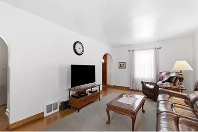 25 Capitol Ct, Farrell, PA 16121 - Photo 4