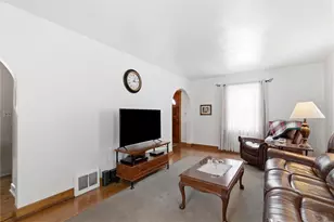 25 Capitol Ct, Farrell, PA 16121 - Photo 4