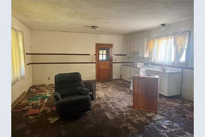 1046 Wallis Ave, Farrell, PA 16121 - Photo 2