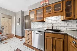 300 Williamsburg Ln, Murrysville, PA 15632 - Photo 8