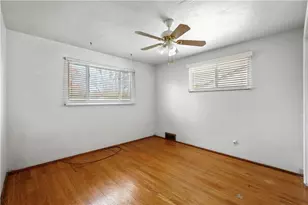 257 Robinhood Rd, Green Tree, PA 15220 - Photo 18