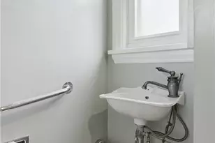 811 W Monroe Cir, Ross Twp, PA 15229 - Photo 16