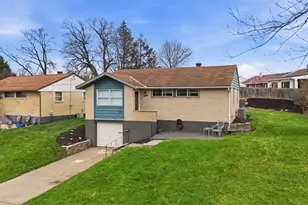 102 Dunbar Dr, Wilkins Township, PA 15235 - Photo 2