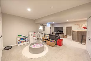 4863 Hialeah Dr, Pittsburgh, PA 15239 - Photo 14