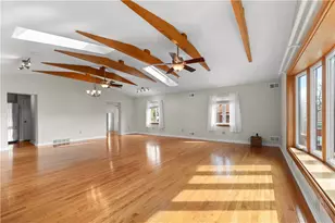 8 Pocono Dr, Green Tree, PA 15220 - Photo 20