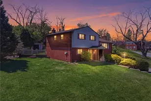 193 Arla Dr, Green Tree, PA 15220 - Photo 4