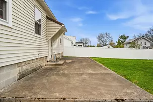 2206 Delaware Ave, New Castle, PA 16105 - Photo 8