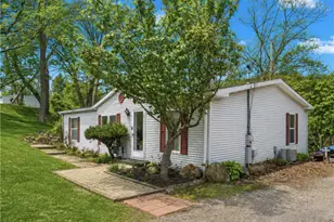34 1st St, Ellwood City, PA 16117 - Photo 2