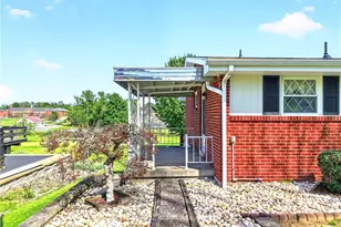 1142 W Laurel Cir, Mount Pleasant Township, PA 15666 - Photo 4