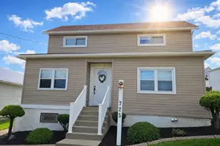725 Longfellow St, Vandergrift, PA 15690 - Photo 1