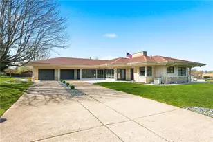 102 Peasant Village Ln, Belle Vernon, PA 15012 - Photo 2