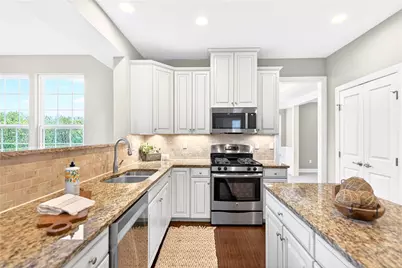 813 Balmoral Ct, Moon/Crescent Twp, PA 15108 - Photo 6