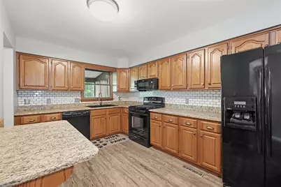606 Canterbury Dr, Moon/Crescent Twp, PA 15108 - Photo 2